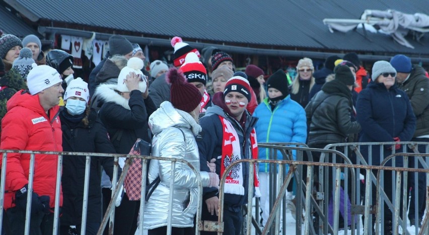 Kibice przed konkursem drużynowym PŚ w Zakopanem (15.01.22)