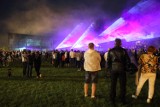 Pokaz laserowy przed Mediateką 800-lecia w Piotrkowie. Kilkaset osób ogłądało wyjątkowe widowisko z krainy świateł. ZDJĘCIA, VIDEO