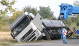 Wypadek niedaleko Kłodzka. Ciężarówka wpadła do rowu