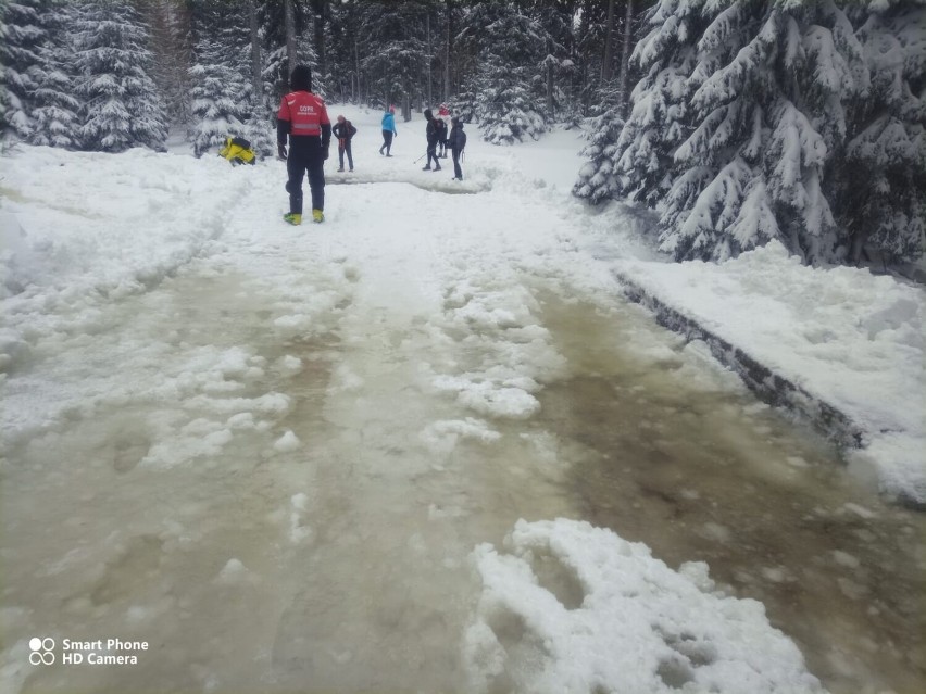 Niebezpiecznie na niebieskim szlaku w Karkonoszach. Spadło mnóstwo śniegu i powstało kilkumetrowe lodowe koryto, którego nie można ominąć