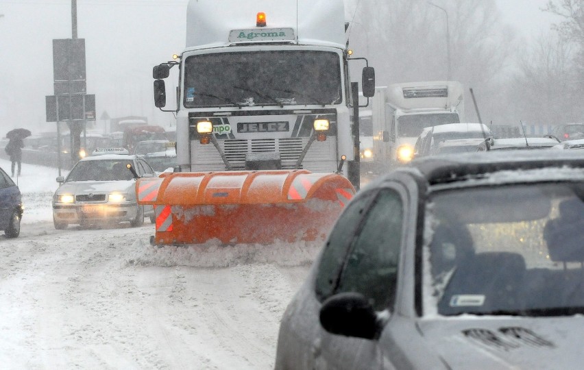 Lublin odkorkowany, ale drogi wciąż zaśnieżone