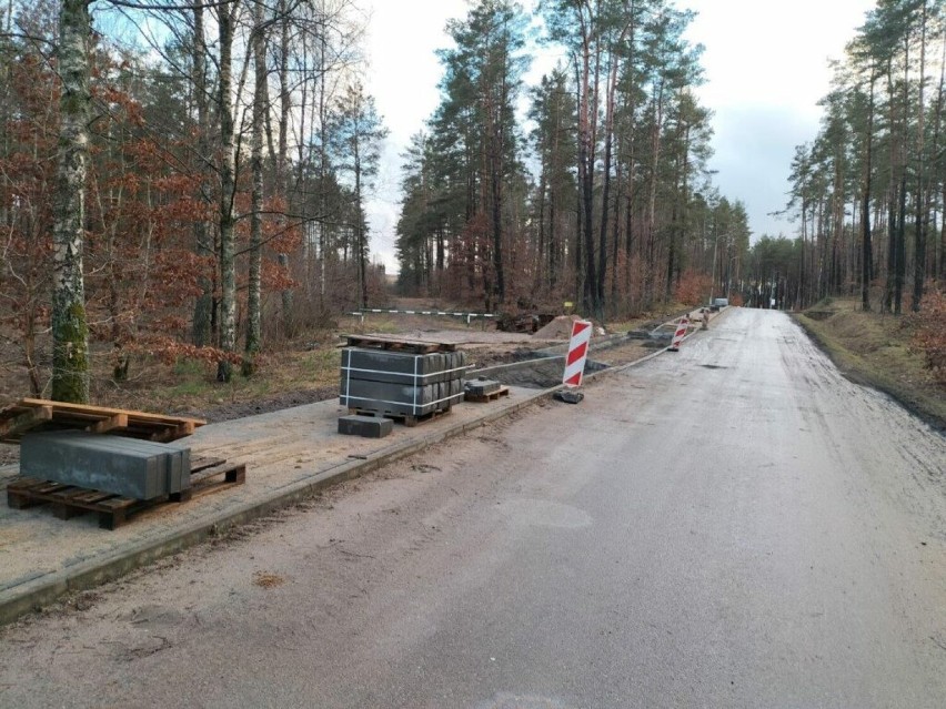 Mieszkańcy Skorzewa ucieszą się, bo budowa chodnika w tej miejscowości zakończy się przed czasem 