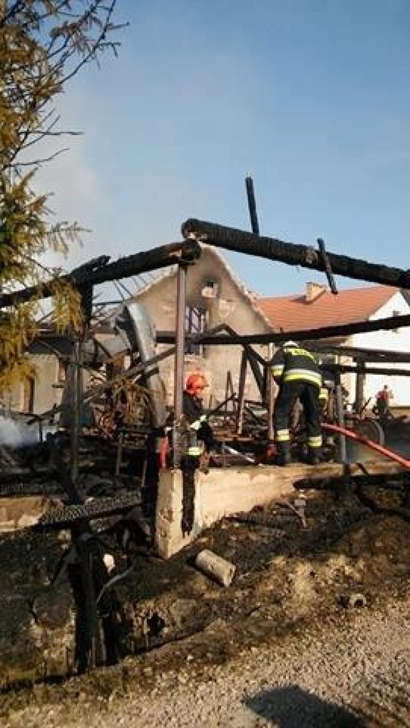 Pożar tartaku w Podchybiu. Dwie osoby poszkodowane [ZDJĘCIA]