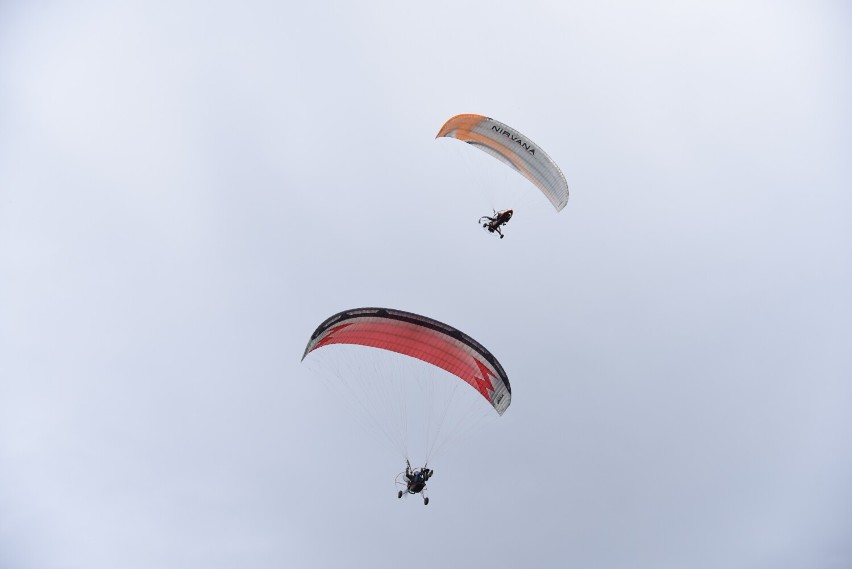 Dzień Latawca w Łapajówce. Pokaz lotu paralotnią i modeli latających [ZDJĘCIA, WIDEO] 