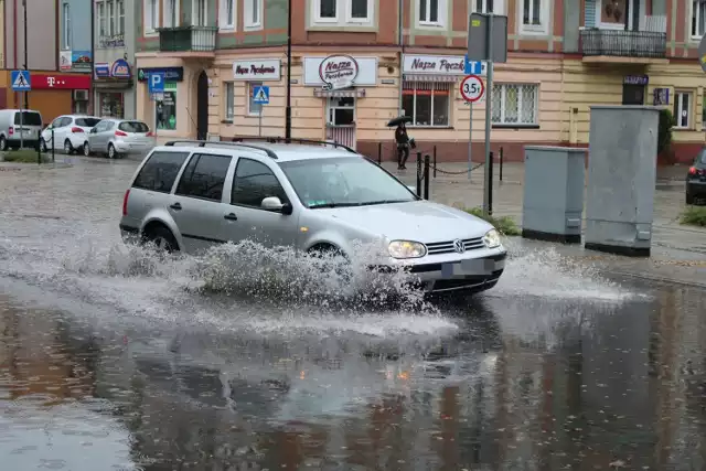 Wystarczyło kilkadziesiąt minut większego deszczu, by zalało w Głogowie część ulic i podwórek