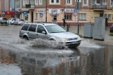 Zalane ulice i podwórka w Głogowie. Wystarczyła chwila deszczu i już pełno wody. ZDJĘCIA, FILM