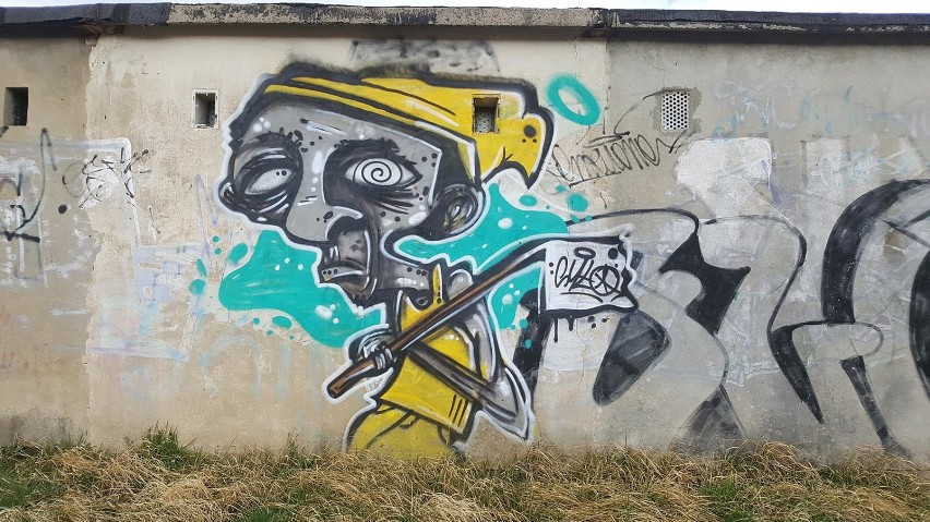 Wałbrzych: Galeria „graffiti” na ścianach garaży przy alei Podwale. Czas to zmienić?