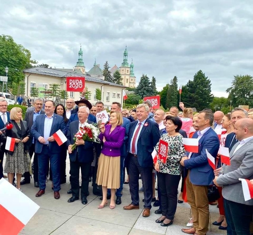 W poniedziałek na Placu Artystów w Kielcach zgromadzili się...