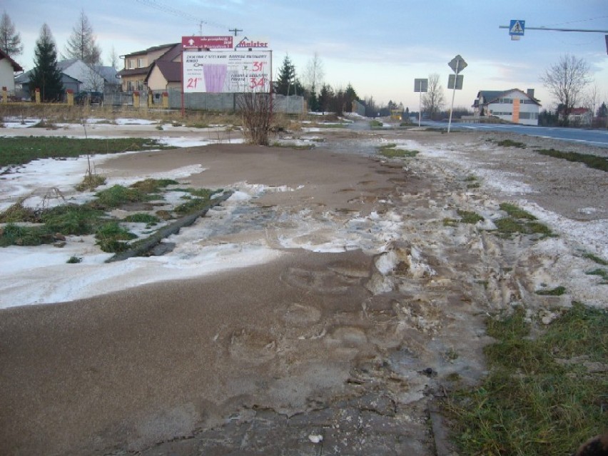 Chodnik przy ulicy Podkarpackiej -kilka dni po opadach śniegu