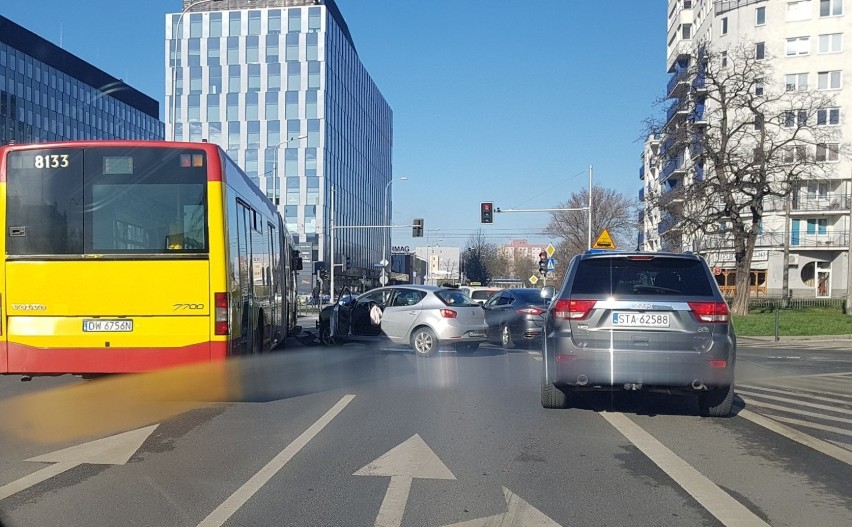 Wrocław. Uwaga kierowcy. Autobus zderzył się z samochodem na ul. Strzegomskiej (ZOBACZ ZDJĘCIA)