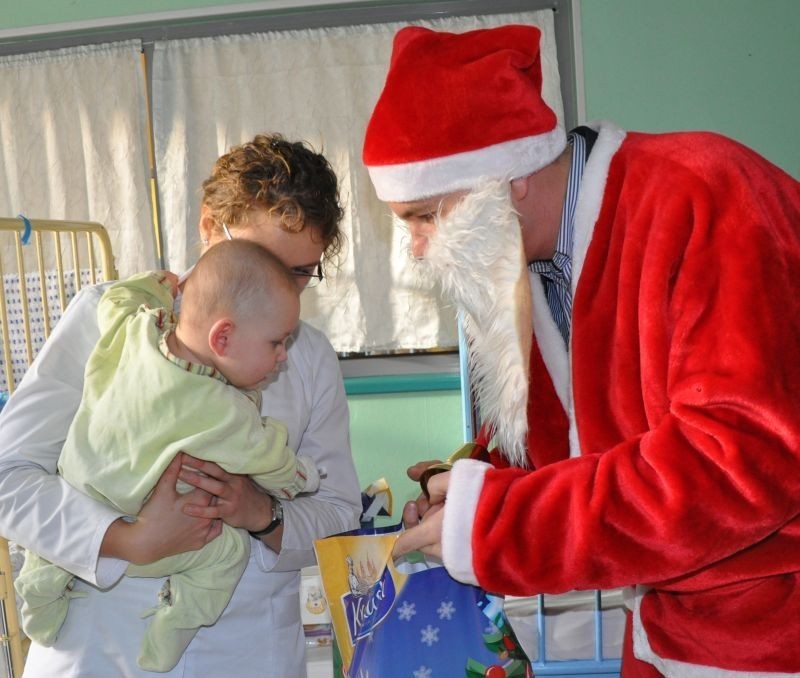Świętochłowice: Prezydent Kostempski w przebraniu św. Mikołaja odwiedził dzieci w szpitalu