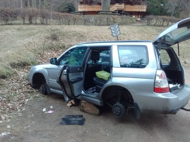 Skradziono im sprzęt i wszystkie koła w samochodzie