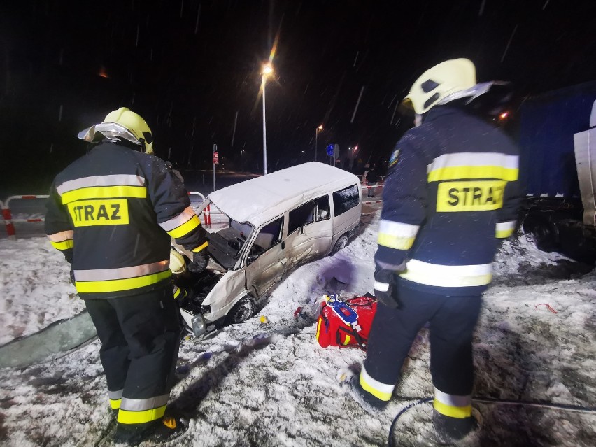 Wypadek na DK32 w Kotowie. Ciężarówka zderzyła się z busem 