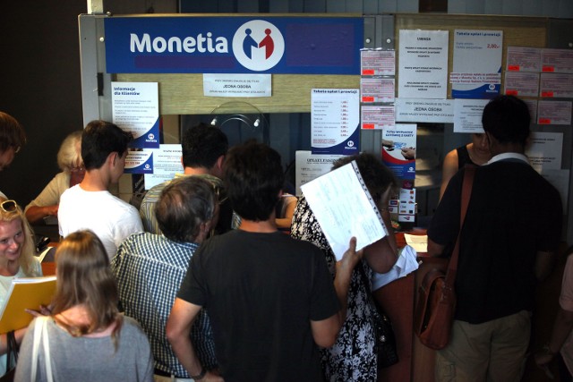 Mieszkańcy  czekają w kolejce, aby zapłacić za paszport