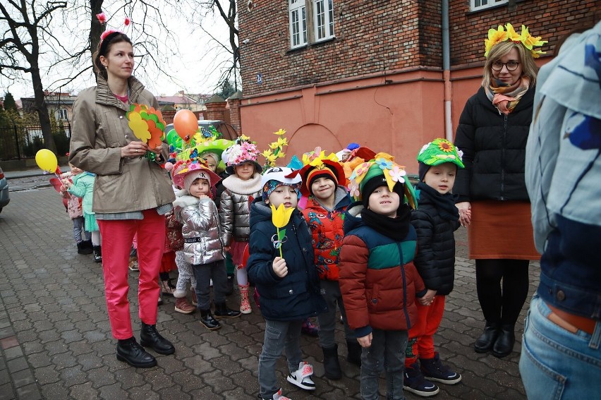 Przemarsz przedszkolaków z Katolickiego Publicznego...