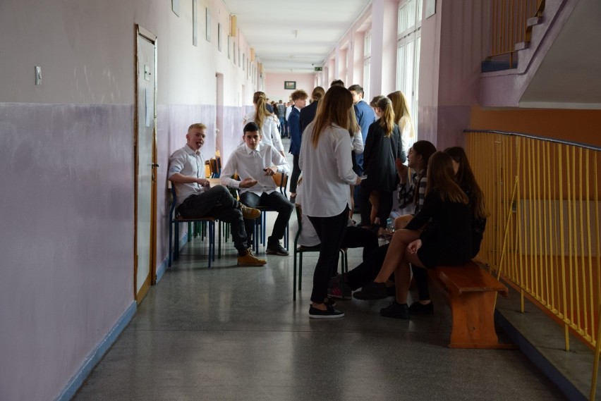 Powiat człuchowski. Rozpoczęły się egzaminy gimnazjalne. Zdjęcia z gimnazjum w Człuchowie