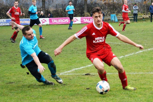 Marcin Ficek (z lewej, Żarki) w walce z Patrykiem Stefańskim (Nadwiślanin)