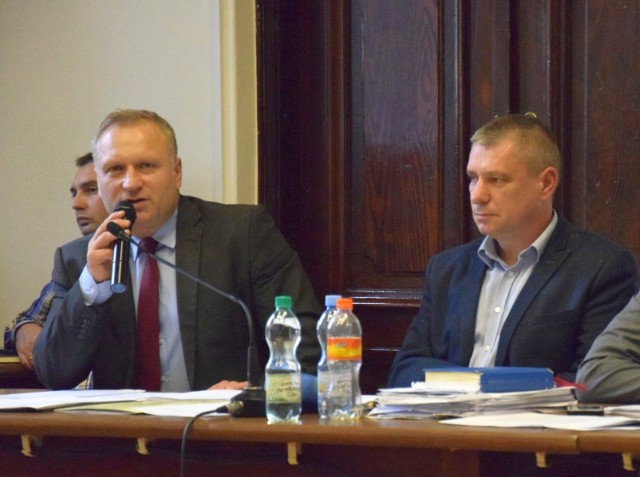 Od lewej: były burmistrz Robert Świerczek, były sekretarz gminy Maciej Tomaszczyk