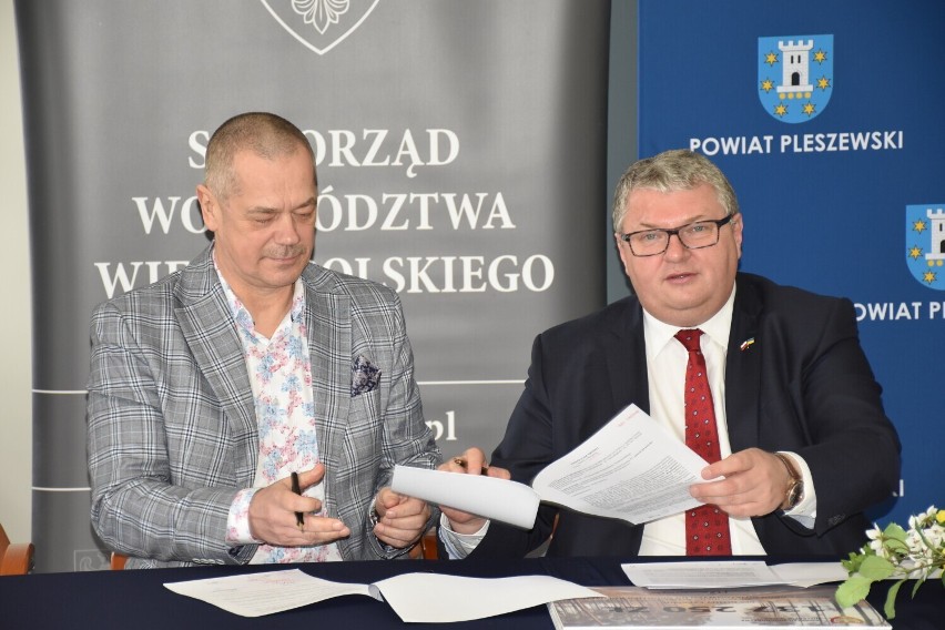 Wójt Sławomir Spychaj i wicemarszałek Krzysztof Grabowski podczas podpisania umów o dofinansowaniu przebudowy dróg dojazdowych do pól - 4 kwietnia 2022 roku