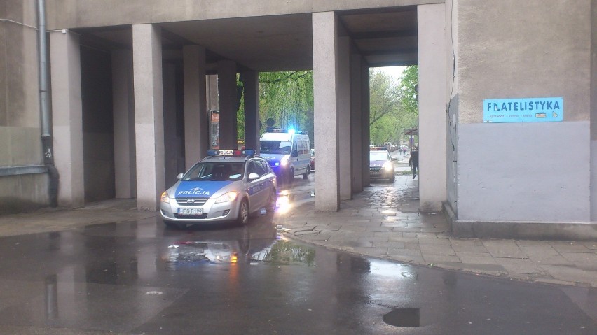 Kraków. Wypadek na os. Centrum B. 86-latek trafił do szpitala [ZDJĘCIA, WIDEO]