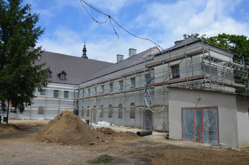 Trwa remont klasztoru bernardynów w Warcie. Odkryto owiany...