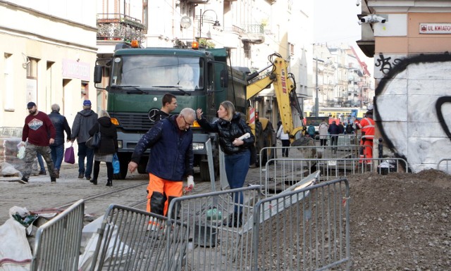 Mieszkańcy i handlowcy z ulicy Toruńskiej w Grudziądzu już nie mogą się doczekać końca przeciągających się robót związanych z modernizacją sieci tramwajowej