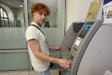 Bankomat z za ciasną szparką przyczyną zadłużenia studenta