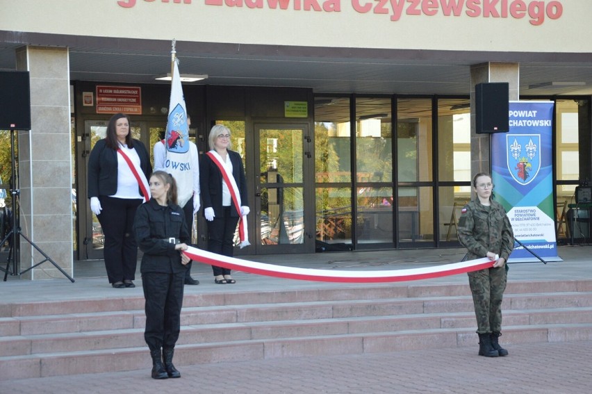 Symboliczne odsłonięcie muralu na budynku Zespołu Szkół...