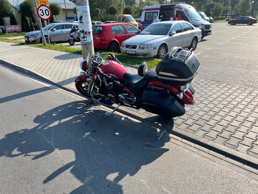 Motocykl zderzył się z citroenem na ulicy Opatowskiej w Stasowie. Ranny mężczyzna trafił do szpitala
