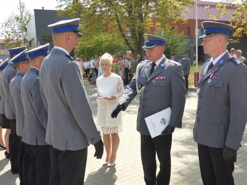 Awanse policjantów wręczone w Lęborku podczas święta policji ZDJĘCIA