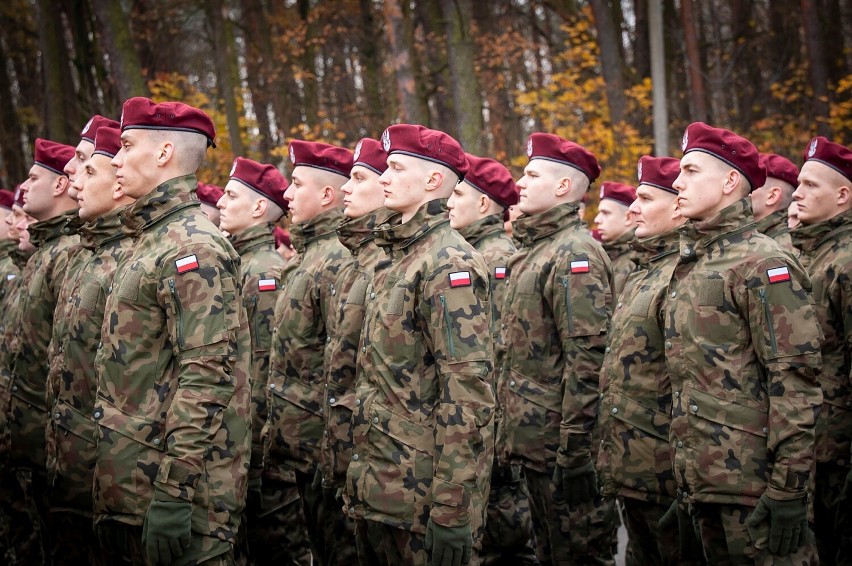 Żołnierze 6 turnusu szkoleniowego w 25. Brygadzie w Tomaszowie otrzymali broń [ZDJĘCIA]