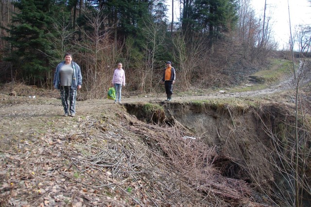 Anna i Bolesław Chodakowie oraz ich 10-letnia córka przy uszkodzonej drodze do swojego domu