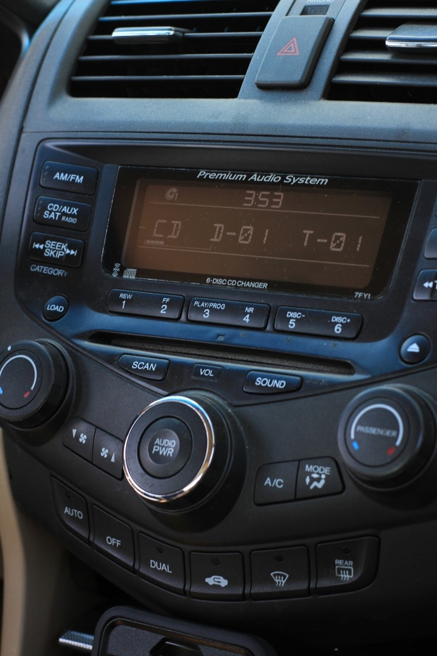 Zawsze zabieraj ze sobą panel do radia samochodowego. Nie...