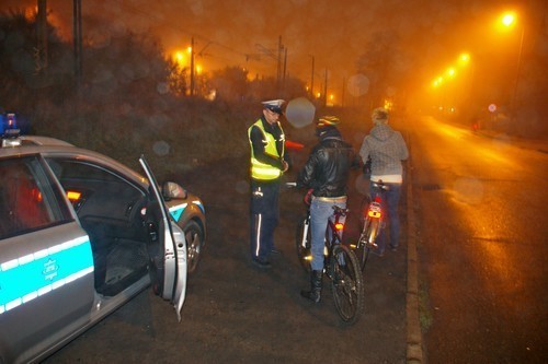 Leszno: Policjanci rozdawali kamizelki odblaskowe rowerzystom [ZDJĘCIA]