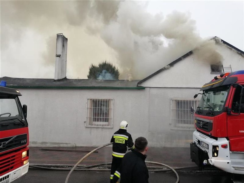 Pożar budynku w Izbicy Kujawskiej. Na miejscu 5 zastępów straży pożarnej [zdjęcia]