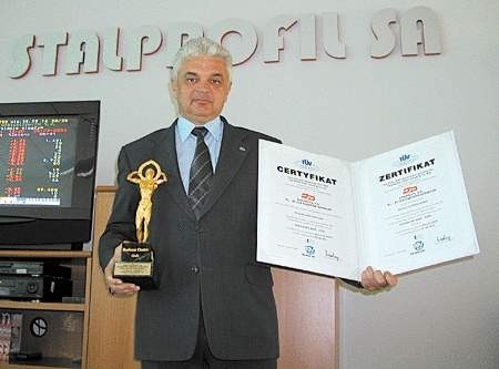 Jerzy Bernhard, prezes Stalprofilu, prezentuje już wcześniej zdobyty przez firmę certyfikat ISO.