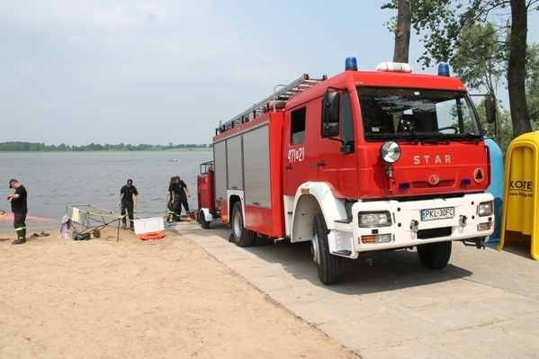 Ćwiczenia strażaków na Jeziorze Brdowskim [ZDJĘCIA]