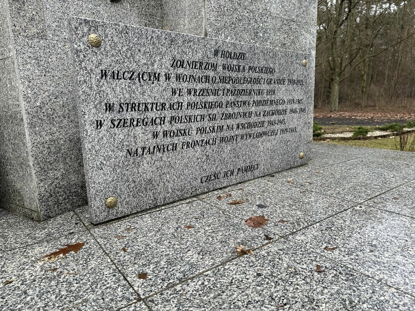 79. rocznica wyzwolenia Śremu. Działacze Nowej Lewicy oddali hołd poległym i złożyli kwiaty przy Pomniku Żołnierza Polskiego