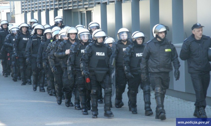Policjanci ćwiczyli na stadionie w Ostródzie