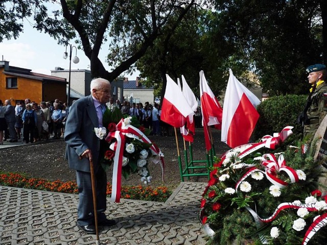 
Chełm. 76. rocznica agresji ZSRR na Polskę i Dzień Sybiraka – zdjęcia

Związki kombatantów, władze miasta, uczniowie, delegacje służb mundurowych – wszyscy uczcili 76. już rocznicę agresji ZSRR na Polskę, składając wieńce przed Pomnikiem Sybiraków i tablicą upamiętniającą więźniów politycznych pomordowanych przez NKWD i UB. Zobaczcie zdjęcia!