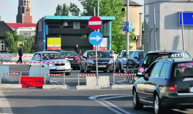 Tędy można było wjechać na parking przy peronach. Teraz przejazd zagrodzono taśmami