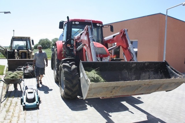 Oczyszczalnia w Żarnowcu pracuje pełną parą, a beczkę dowozić będzie traktor.