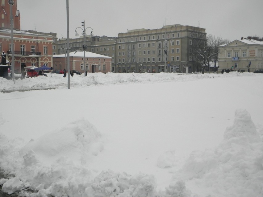 Częstochowa: Atak zimy, opady śniegu paraliżują miasto [ZDJĘCIA]