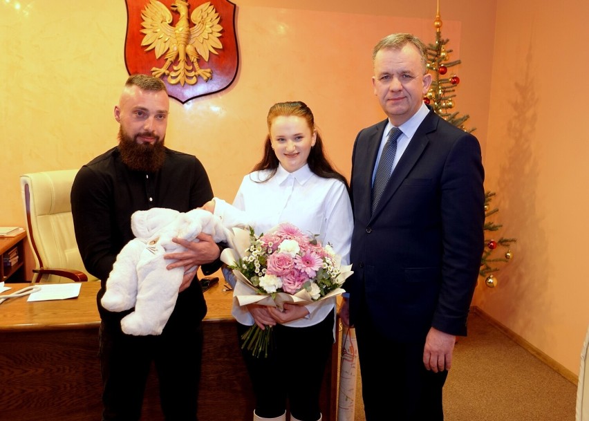 Pierwsza piotrkowianka urodzona w 2024 roku nagrodzona przez prezydenta Piotrkowa Krzysztofa Chojniaka ZDJĘCIA
