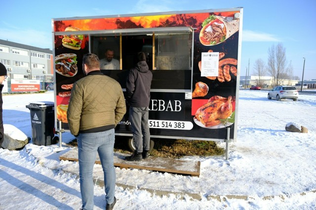 Otwarty niedawno "Kraft Kebab" przy Polnej i dobrze znany w Toruniu "Planeta Kebab" od pewnego czasu przeżywają prawdziwe oblężenie. Wszystko przez wizyty youtuberów, które napędziły popularność lokali. - Po odwiedzinach Mr Krychy mamy ruch większy o 150 proc. - słyszymy w "Kraft Kebab".