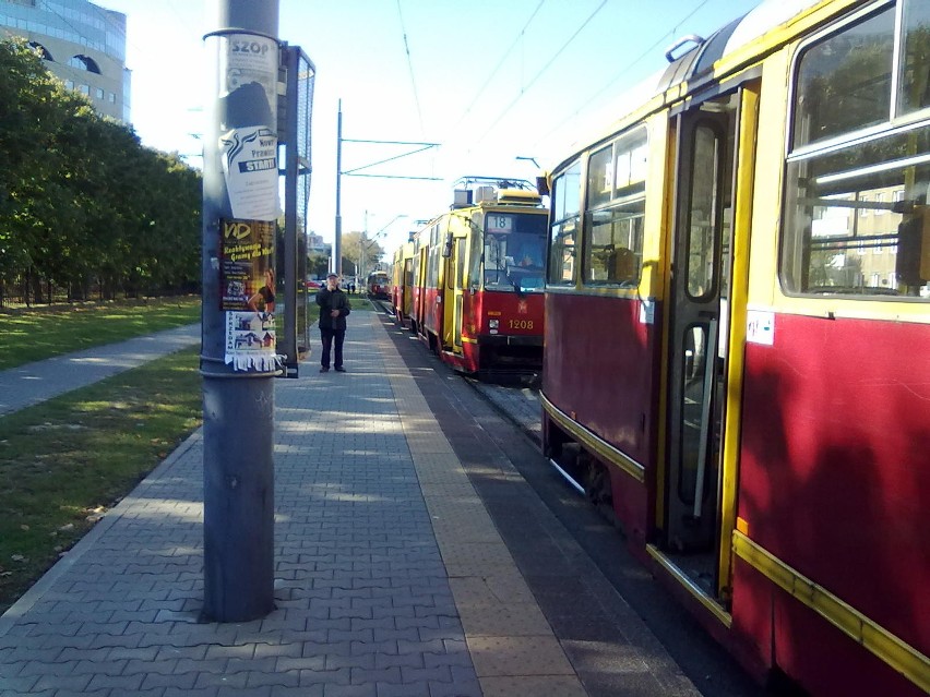 Zerwana trakcja tramwajowa na Puławskiej. Tramwaje nie kursują (ZDJĘCIA)