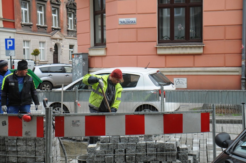 Kraków. Bez wjeżdżania na chodnik auta utkną na jazdni [ZDJĘCIA]