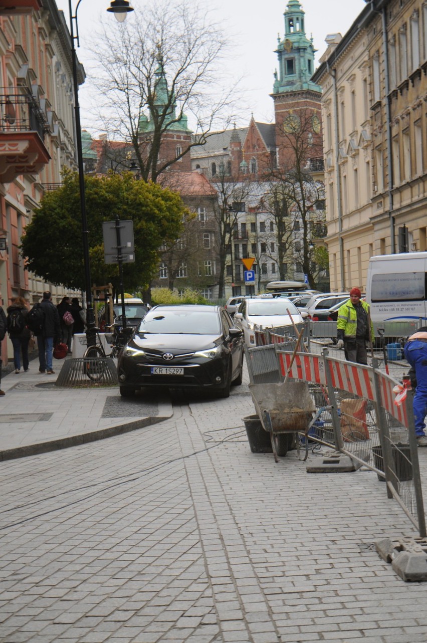 Kraków. Bez wjeżdżania na chodnik auta utkną na jazdni [ZDJĘCIA]