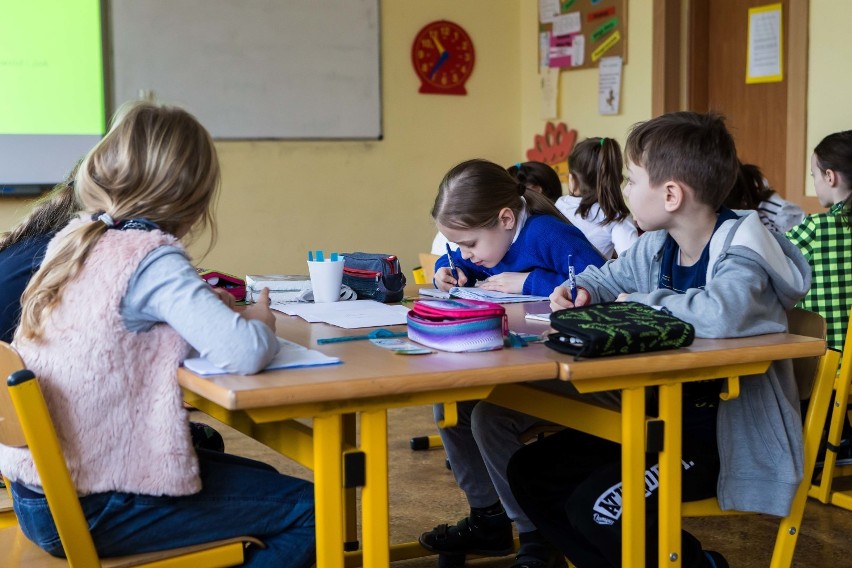 Koniec szkoły bez prac domowych na Ursynowie? Skargi rodziców i wizyta kuratorium