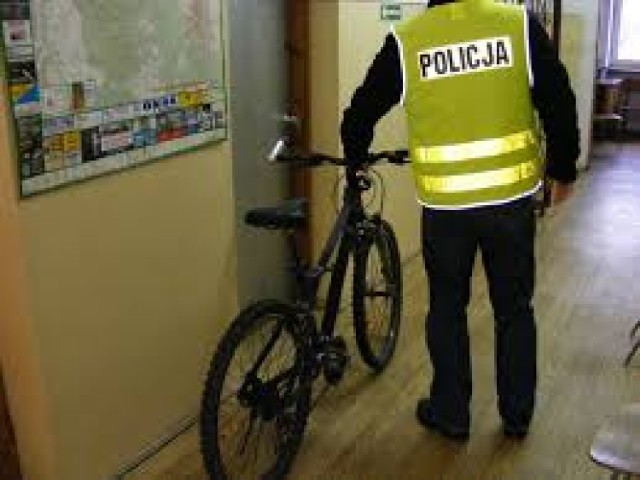 Złodzieje rowerów zostali złapani przez policję w Śremie dzięki czujnej sąsiadce